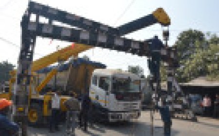 Jabalpur News: गूगल मैप से भटका ट्रक चालक, रेलवे के पुल नंबर 2 के हाइट गेज से भिड़ा, घंटों लगा रहा जाम