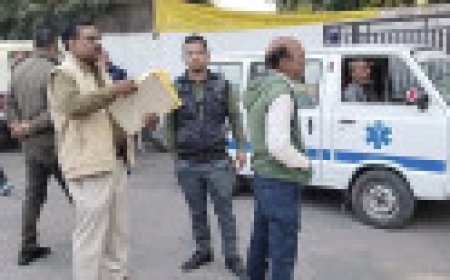 Jabalpur News: सिविल लाइन में फ्लैक्स लगाने के दौरान हादसा, लोहे की राॅड फुटपाथ पर बैठे बुजुर्ग के गले में धंसी, मौत