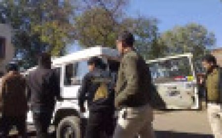 Jabalpur News: निर्माणाधीन रिंग रोड का मटेरियल चोरी करने पहुंचा चोर गिरोह, बमबाजी कर भागे... घटना स्थल पर मिले मोबाइल के सहारे पुलिस ने दबोचा