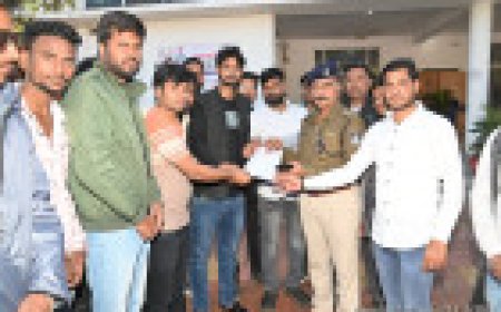 Jabalpur News: रोड एक्सीडेंट की रोकथाम के लिए एनएसयूआई ने ट्रैफिक डीएसपी को सौंपा ज्ञापन