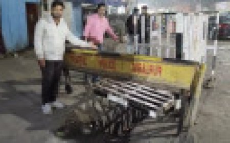 Jabalpur News: नगर निगम मुख्यालय के सामने ही लापरवाही का नमूना,खुले चेंबर में घुसा बाइक सवार