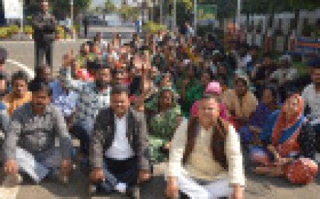 Jabalpur News: नर्मदा रोड -भैसासुर बाबा मार्ग से हटाएं गए सब्जी- मांस विक्रेताओं ने कैंट बोर्ड कार्यालय में दिया धरना