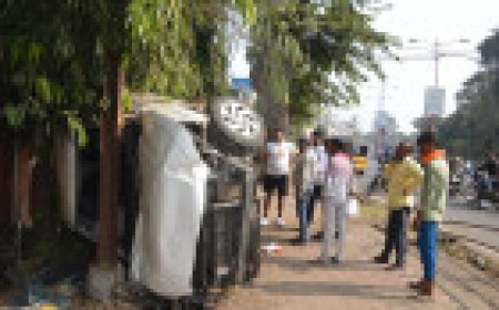 Jabalpur News: कटंगा तिराहा में तेज रफ्तार कार रेलिंग तोड़ पलटी