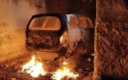 Jabalpur News: अचानक धूं-धूं कर जल उठी ‌कार, रहवासी क्षेत्र में चल रहे अवैध गैराज से सब परेशान