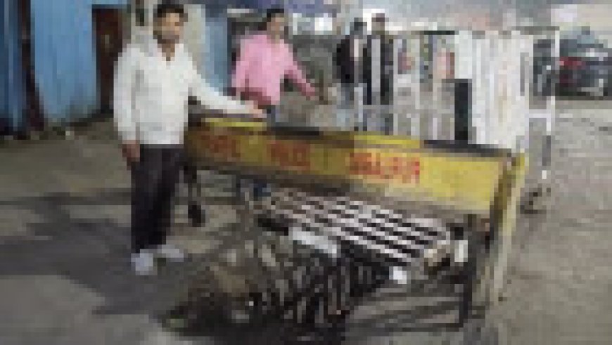 Jabalpur News: नगर निगम मुख्यालय के सामने ही लापरवाही का नमूना,खुले चेंबर में घुसा बाइक सवार