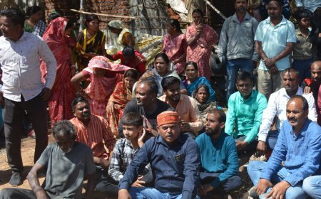 Jabalpur News: कैंट में निर्माणाधीन मकान तोड़ने पहुंचा डीईओ का अमला, जेसीबी के सामने बैठे क्षेत्रीय लोग