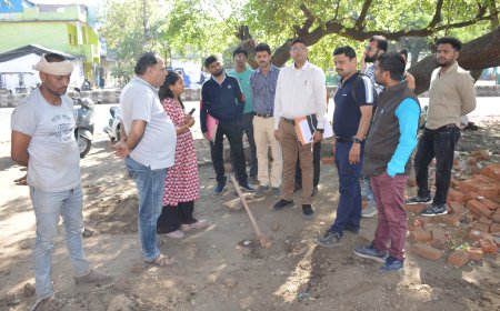 Jabalpur News: मल्होत्रा कपाउंड में बॉउड्री वॉल को लेकर विवाद, आर्मी की आपत्ति के बाद कोर्ट के आदेश पर पड़ताल करने पहुंचे कमिश्नर