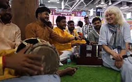 जल जीवन मिशन के स्टॉल पर बुंदेलखंडी आल्हा गायको ने जीता दिल, सेल्फी लेने उमड़ी भीड़