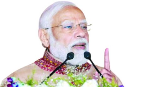 अलीगढ़ में पीएम ने परिवारवाद व भ्रष्टाचार पर विपक्ष को घेरा दोनों शहजादों की फैक्ट्री में ताला, नहीं मिली चाबी