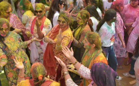 Jabalpur News: आज से ही  शुरू हुई होली की मस्ती,माता गुजरी महिला महाविद्यालय में छात्राओं ने जमकर खेली होली