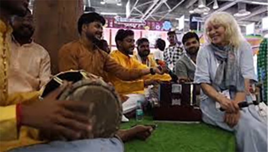 जल जीवन मिशन के स्टॉल पर बुंदेलखंडी आल्हा गायको ने जीता दिल, सेल्फी लेने उमड़ी भीड़