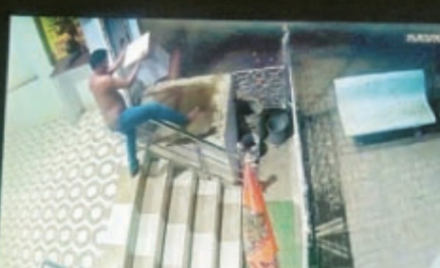 Jabalpur News: भेड़ाघाट के प्रतिष्ठित दुर्गा मंदिर का ताला तोड़कर ‘दानपेटी’ ले गए चोर,सीसीटीवी फुटेज में दिखा चोर