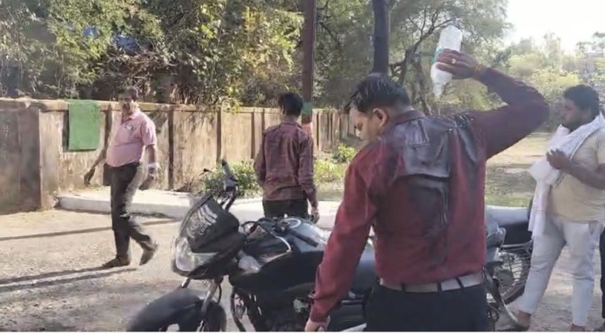 Jabalpur News: बिजली कनेक्शन काटे जाने के विरोध में भाजपा पार्षद ने खुद पर उड़ेल पेट्रोल