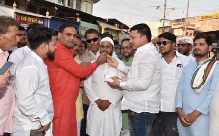 Jabalpur News: भाजपा मुस्लिम नेताओं ने बांटी मिठाई, बोले मुसलामानों का मुस्तक़बिल सुधारेगा वक्फ बिल
