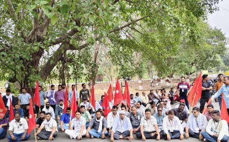 Jabalpur News: भरी दोपहरी आयुध कर्मियों का धरना, पदोन्नति रोके जाने से हैं आक्रोशित