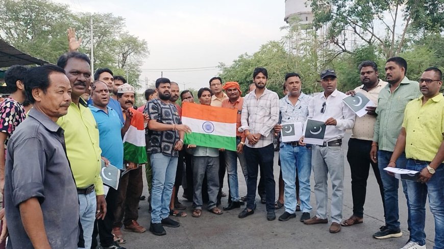 Jabalpur News: गोराबाजार चौक कैंट कांग्रेस ने जलाया पाक का झंडा जलाया, कार्यकर्ता बोले हमें गर्व है सेना पर