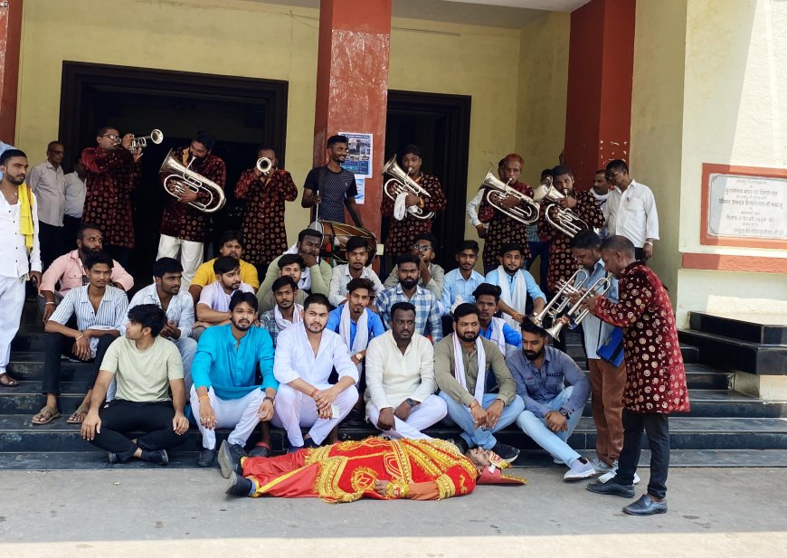 Jabalpur News: जब बैंड बाजे के साथ कुंभकरण को लेकर RDVV पहुंचे NSUI कार्यकर्ता