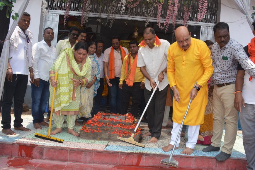 Jabalpur News: सदर काली मंदिर में विधायक रोहाणी के नेतृत्व में चलाया गया स्वच्छता अभियान