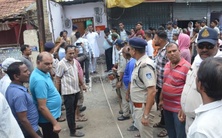 Jabalpur News: विरोध के बीच गढ़ा बाजार में चला बुलडोजर, 22 फीट की रोड को 53 का करने टूटने लगे मकान-दुकान