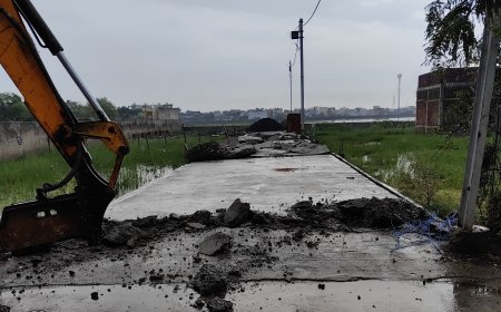 Jabalpur News: अवैध कालोनाईजरों के खिलाफ निगम ने शुरू की कार्रवाई, सारिका जैन की कॉलोनी पर चला बुलडोजर