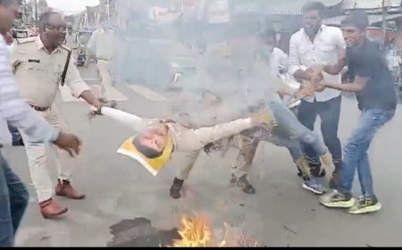 Jabalpur News: कांग्रेस अध्यक्ष जीतू पटवारी पर एफआईआर दर्ज किए जाने के विरोध में एनएसयूआई ने सीएम का जलाया पुतला