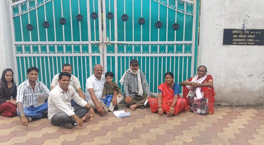 Jabalpur News: करौंदी में जलसंंकट को लेकर सीईओ बंगले के बाहर जा बैठे पूर्व पार्षद, बोले बार-बार शिकायत करने के बाद भी नहीं हो रही सुनवाई