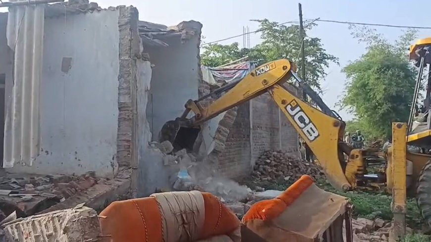 अंबिकापुर में भी चला प्रशासन का बुलडोजर, वन विभाग की भूमि से हटाया जा रहा अवैध कब्जा