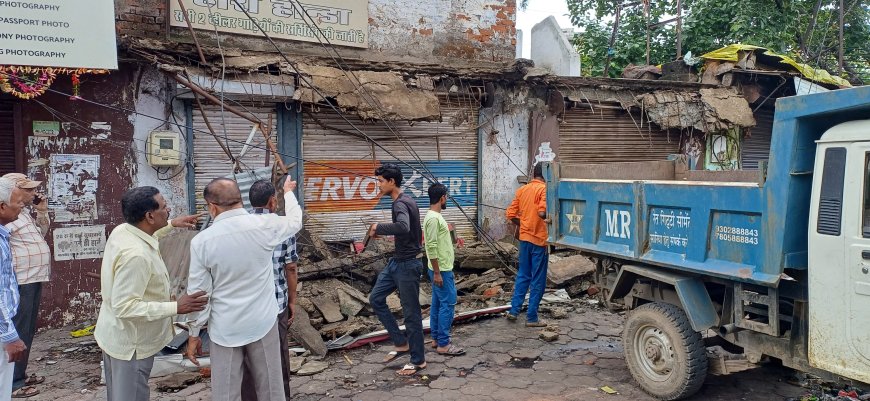 Jabalpur News: घंटाघर के पास दो दुकान धसकीं, बंगाल की खाड़ी में बना नया सिस्टम कराएगा बरसात