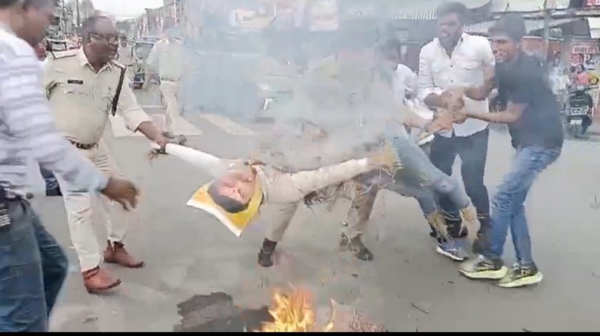 Jabalpur News: कांग्रेस अध्यक्ष जीतू पटवारी पर एफआईआर दर्ज किए जाने के विरोध में एनएसयूआई ने सीएम का जलाया पुतला
