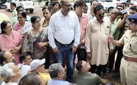 Jabalpur News: एफआईआर का विरोध करने एसपी आफिस पहुंचे कांग्रेसी बिफरे, पुलिस ने घसीटते हुए किया गिरफ्तार... विरोध में पुतला जलाया