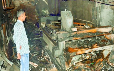 Jabalpur News: ग्लो साइन बोर्ड दुकान में देर रात भड़की आग,35 लाख का नुकसान