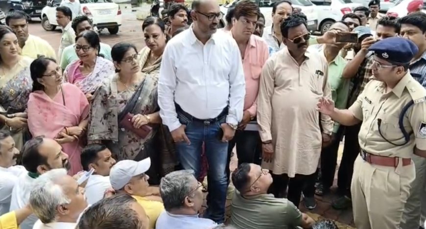Jabalpur News: एफआईआर का विरोध करने एसपी आफिस पहुंचे कांग्रेसी बिफरे, पुलिस ने घसीटते हुए किया गिरफ्तार... विरोध में पुतला जलाया