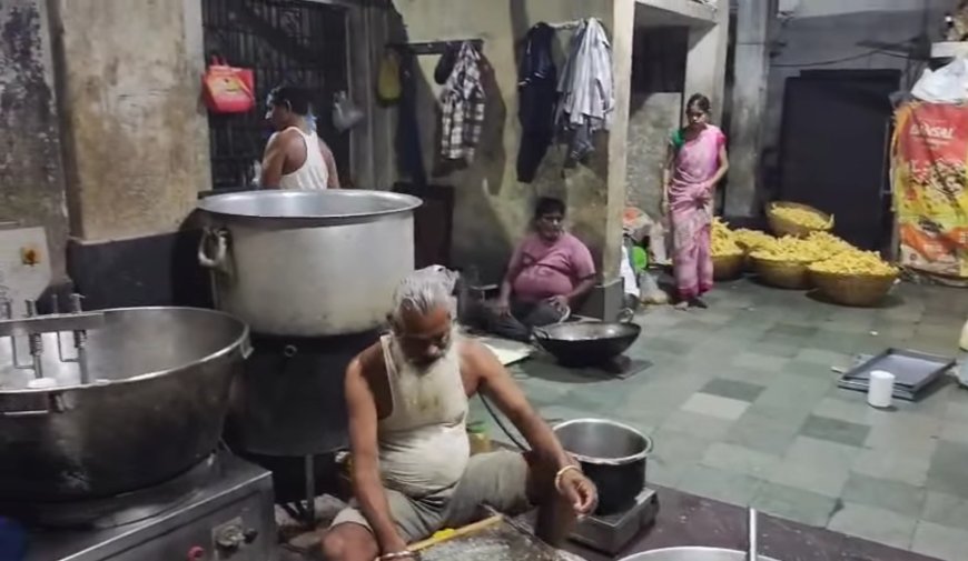 Jabalpur News: नमकीन-मिठाई बीच अटखेलियां कर रहे थे काकरोच, न्यू दुर्गा सेव भंडार पर लगा प्रतिबन्धित
