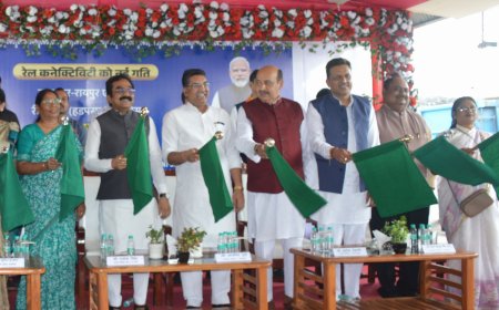 Jabalpur News: जबलपुर - रायपुर और रीवा से पुणे ट्रेन पटरी पर दौड़ी, पीडब्ल्यूडी मंत्री सिंह ने दिखाई हरी झंडी