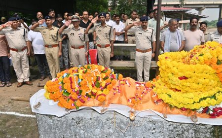 Jabalpur News: ड्यूटी के दौरान दिवंगत हुए प्रधान आरक्षक को जबलपुर पुलिस ने दी शोक सलामी