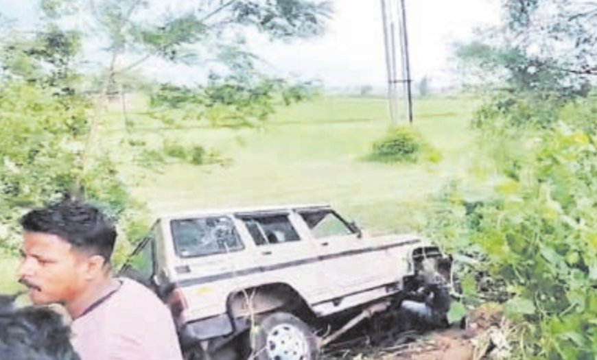 Jabalpur News: तेज रफ्तार बोलेरो बाइक सवार को टक्कर मार खेत में उतरी