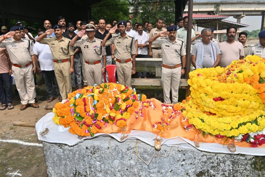 Jabalpur News: ड्यूटी के दौरान दिवंगत हुए प्रधान आरक्षक को जबलपुर पुलिस ने दी शोक सलामी