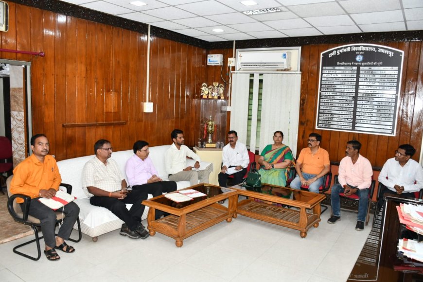 Jabalpur News: RDVV में डिजिटलाइजेशन को रफ्तार देने कुलगुरु प्रो वर्मा ने कसी कमर, निर्धारित समय में काम पूरा करने के निर्देश