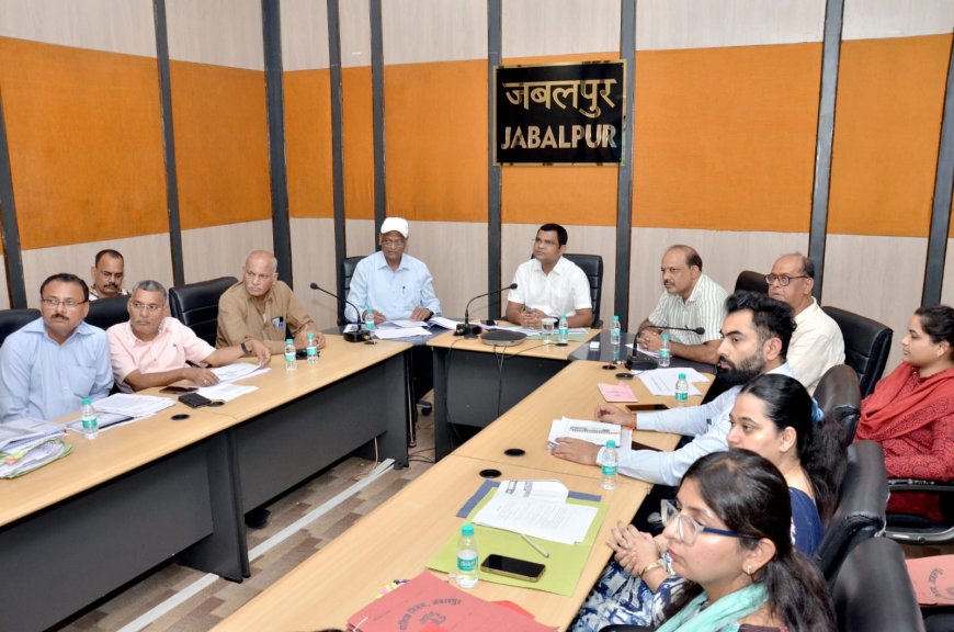 Jabalpur News: एक्शन में आए निगमायुक्त ने अवैध होर्डिंग्स की मांगी रिपोर्ट, वार्षिक आय बढ़ाने पर फोकस