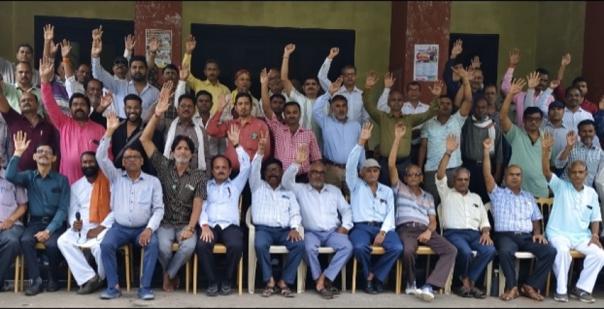 Jabalpur News: मझधार में अध्यक्ष ने छोड़ा साथ, दो राहे पर खड़े RDVV के हड़ताली कर्मी