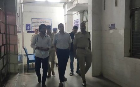 Jabalpur News सिहोरा सड़क दुर्घटना के मेडिकल कॉलेज में भर्ती घायलों और उनके परिजनों से मिले संभागायुक्त एवं पुलिस महानिरीक्षक