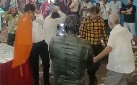 Jabalpur News: डेढ़ इंच पानी भी कम नहीं कर पाया उत्साह, भंडारे के आयोजक दिखे कुछ अलग ही रंग में