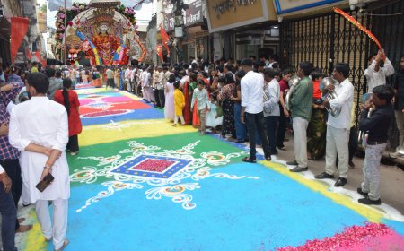 Jabalpur News: फूलों से सजी सड़क पर निकलीं नगर सेठानी-जेठानी