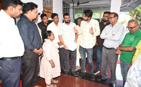 Jabalpur News: सदर, गोराबाजार की सड़कों पर लगी होर्डिंग्स का विरोध,युवा कांग्रेस ने कैंट बोर्ड कार्यालय में किया हंगामा