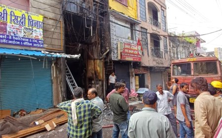 Jabalpur News: आधी रात तीन मंजिला दुकान में लगी आग, लाखों का माल खाक