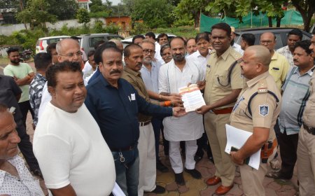 Jabalpur News: गोरखपुर व्यापारी संघ अध्यक्ष को आरक्षक ने मारा थप्पड़, व्यापारी बाजार कर पहुंचे थाने