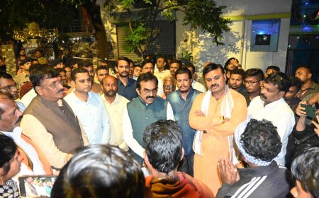 Jabalpur News: देर रात त्रिमूर्ति नगर पहुंचे मंत्री राकेश सिंह, त्रिमूर्ति नगर हादसे के पीड़ित परिजनों से मिले...चार-चार लाख सहायता राशि दी जाएगी