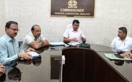 Jabalpur News: निगमायुक्त ने अधिकारियों को चेताया, निगम की आय बढ़ाने पर ध्यान दें अन्यथा होगी सख्त कार्रवाई