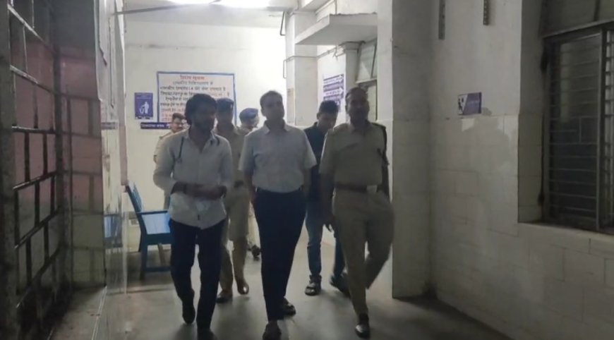 Jabalpur News सिहोरा सड़क दुर्घटना के मेडिकल कॉलेज में भर्ती घायलों और उनके परिजनों से मिले संभागायुक्त एवं पुलिस महानिरीक्षक
