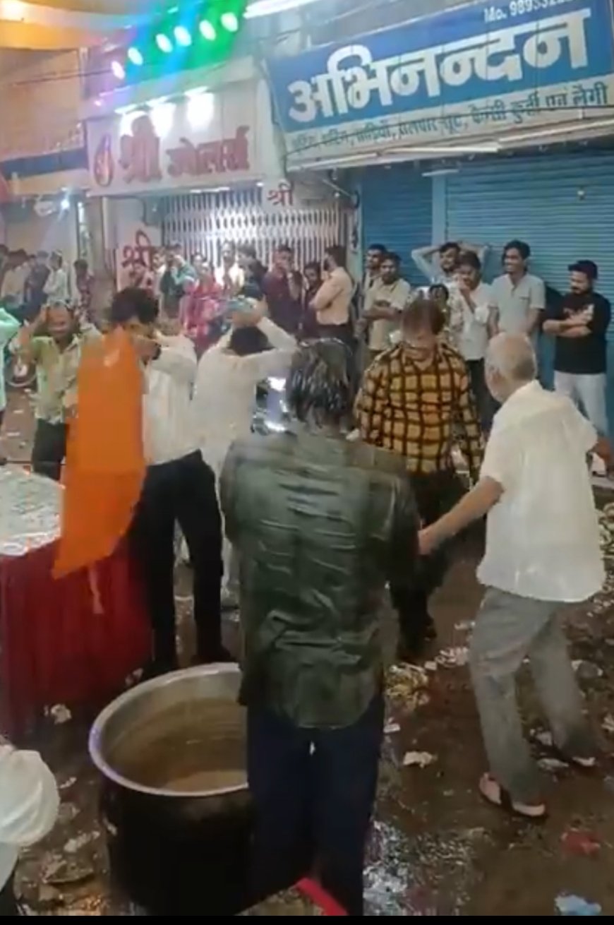 Jabalpur News: डेढ़ इंच पानी भी कम नहीं कर पाया उत्साह, भंडारे के आयोजक दिखे कुछ अलग ही रंग में
